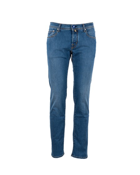 Shop JACOB COHEN  Jeans: Jacob Cohen jeans "Nick" super stretch blu medio.
Slim fit.
Denim super stretch blu medio con lavaggio a enzimi, sabbiatura a mano, abrasioni e texture morbida.
Modello a cinque tasche con logo ricamato sul taschino.
Vita bassa.
Passanti al punto vita.
Chiusura con bottoni.
Bottone dalla forma conica smaltato blu viola con logo inciso.
Patta interna ricamata con nome del pantalone e citazione del fondatore.
Salpa in cavallino blu con logo in ecopelle ricamato in posizione asimmetrica.
Include bandana con stampa Elegance e rocchetto di filo.
Profumati con l’esclusiva fragranza Jacob Cohën.
Composizione: 92% cotone, 6% elastomultiestere, 2% elastan.
Made in Italy.. S3823 NICK-918D